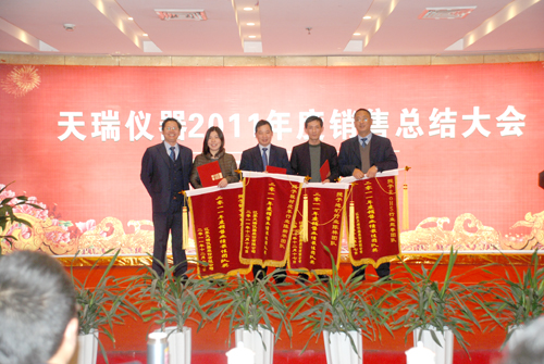劉博士與“2011年度銷售業(yè)績佳銷售團隊”合影
